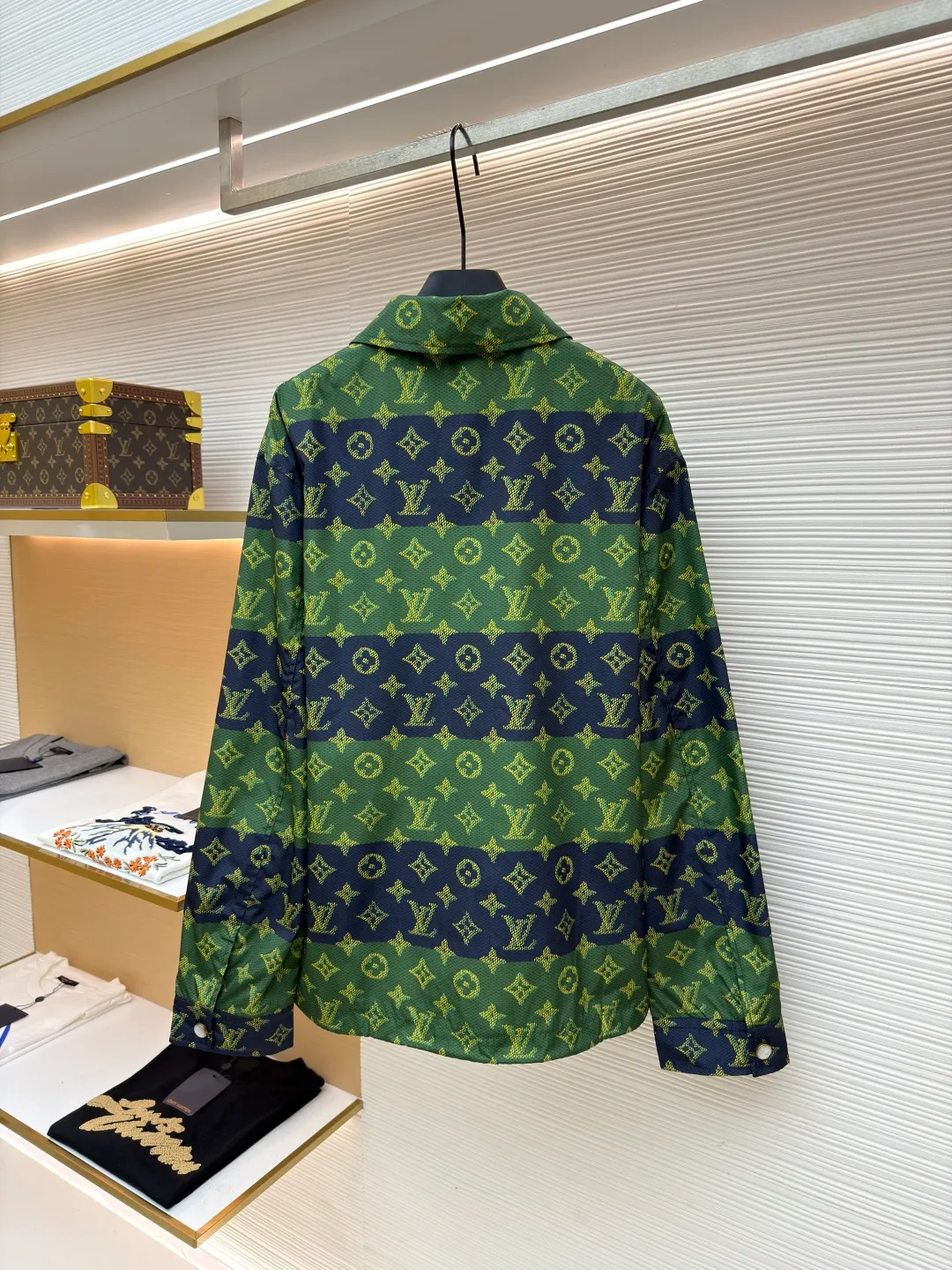 LOUIS VUITTON contrasting color presbyopic hooded jacket ●Original version: purchased and developed by 24386 ●Item number: 1681295-B60 ●Material: polyester fiber fabric ●Technology: printing production ●Color: blue and green color matching ●Version: fitted version ●Weight: about 510 grams ●Size: 46-48-50-52 ●Description: When classic Monogram presbyopia meets contrasting stripes, this LV jacket instantly ignites the trend! The collision of green and navy is full of tension, the presbyopia logo all over the floor shows the pedigree of the luxury brand, and the hooded design takes into account both style and practicality. Whether you are going out on the street or socializing in luxury, it can make you stand out from the crowd in one second. It is an excellent choice for advanced wear for presbyopia lovers. Wear it and you will be a walking fashion hormone. The overall wiring is straight and delicate, the fabric is comfortable and soft, and the color is consistent without color difference. It can be matched with the same style to create a fashionable look and control various occasions. Customized accessories, complete with three standards, same style for men and women!